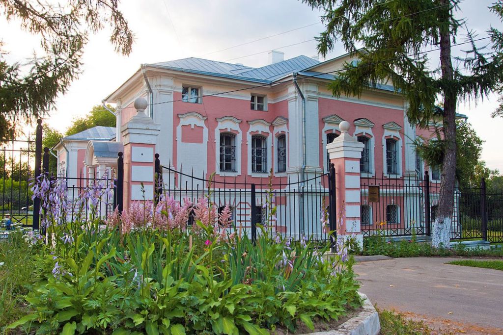 Это исторический памятник и музей, посвященный жизни владельцев усадьбы