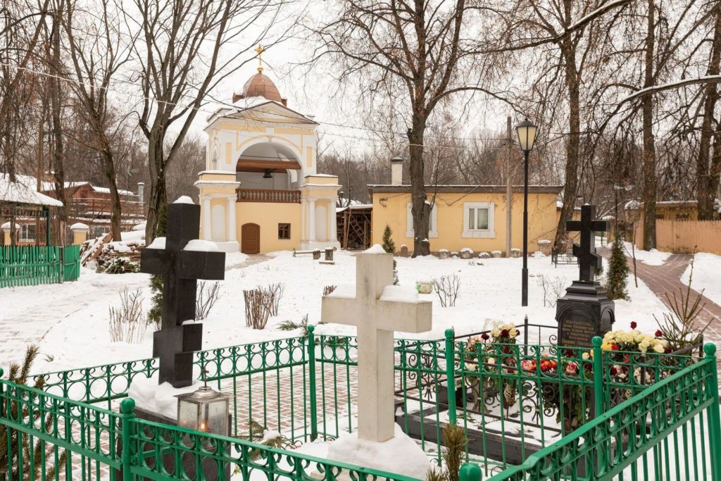 В состав входит церковь, звонница, часовня и церковный дом