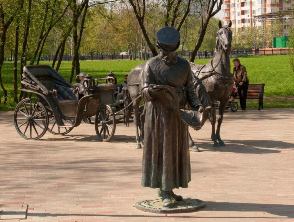 На небольшой открытой сцене в праздники проводятся всевозможные концерты