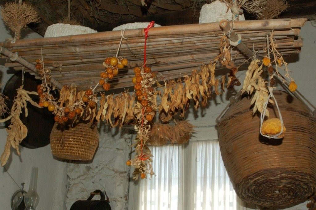 Внутри помещений собраны старинные вышивки, предметы быта, утварь