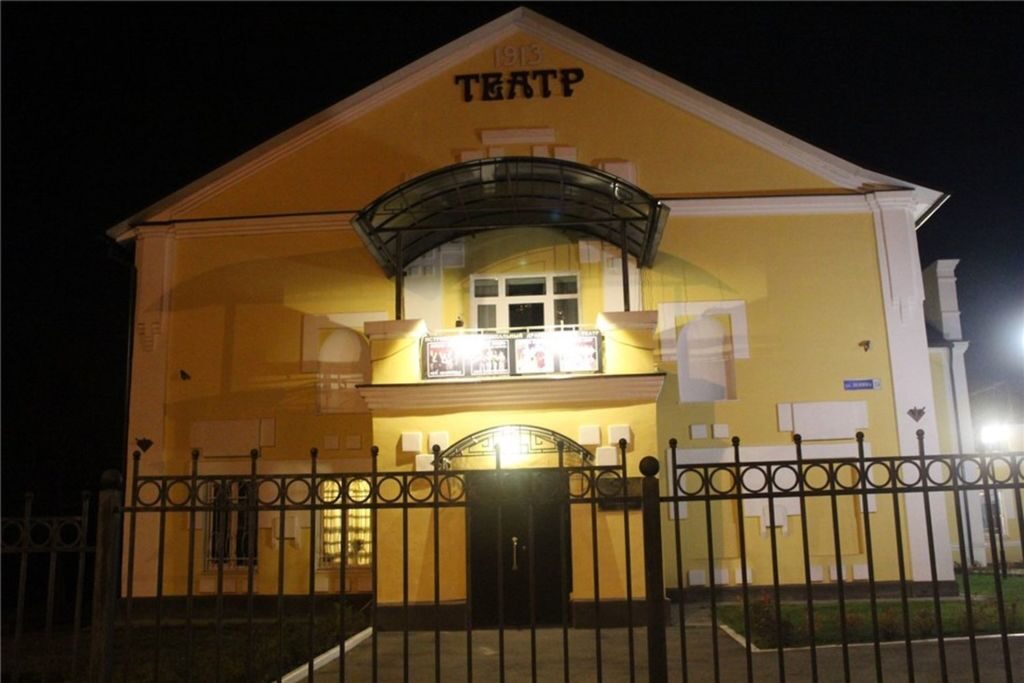 Рядом с театром установлен бюст, посвященный памяти писателю