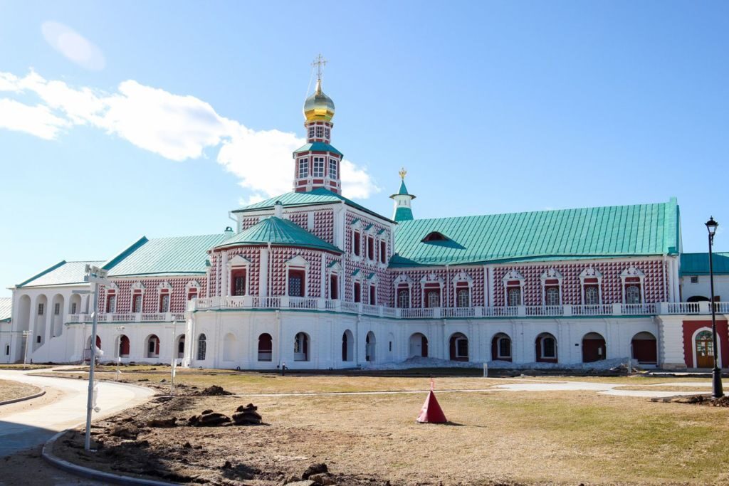 Именно по ее приказу и на ее средства началось возведение церкви