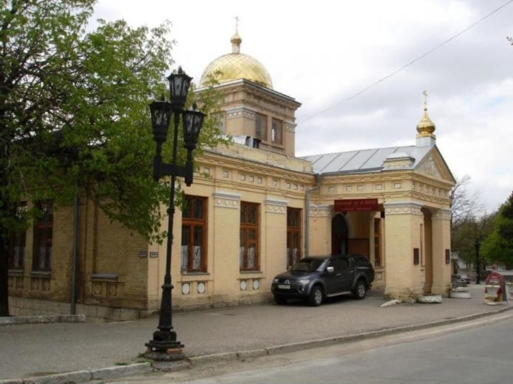 Расположен в здании так называемых Новых ванн