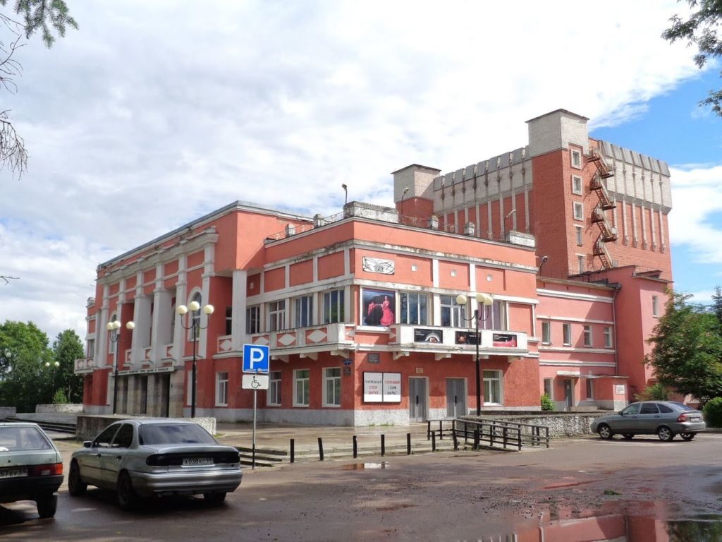 Премьерой стал спектакль «Профессор Полежаев» Рахманова
