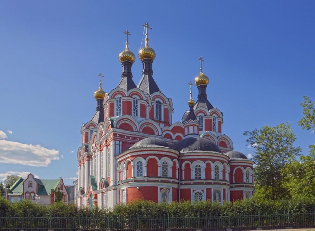 На службу одновременно могут прийти около тысячи мирян