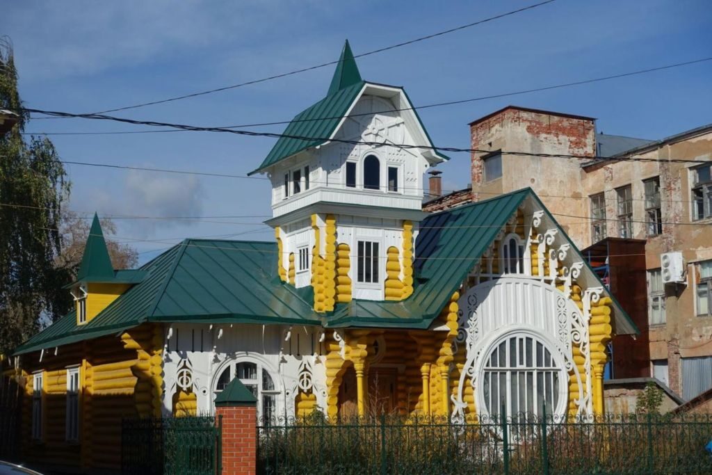 Особенностью конструкции считается отсутствие привычного крыльца