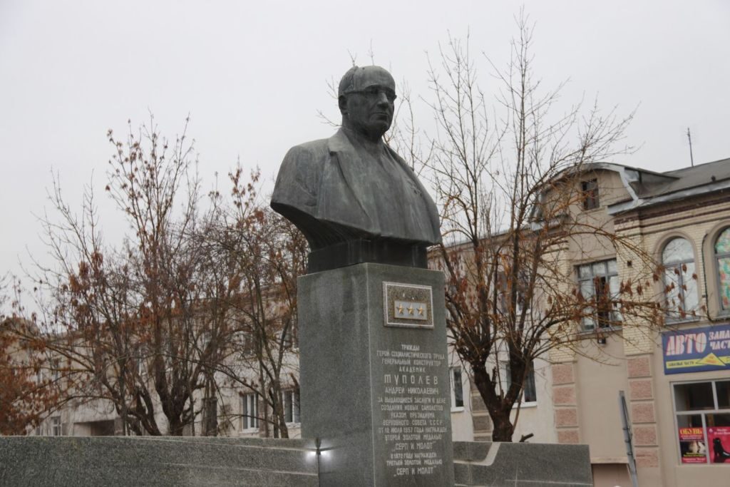 Памятник возвели на Майской площади в 1979 году