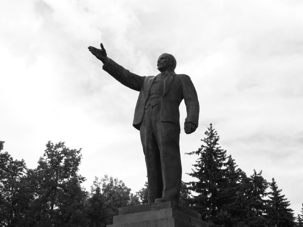 Памятник великому революционеру создали из мрамора
