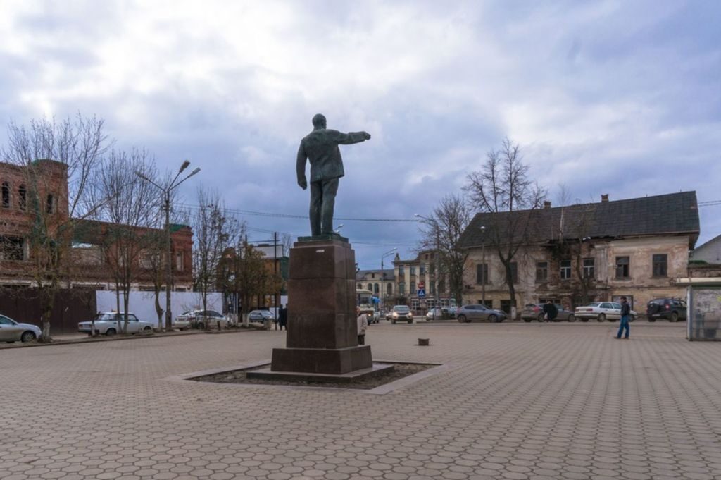 Рука Владимира Ильича приподнята вверх в позыве