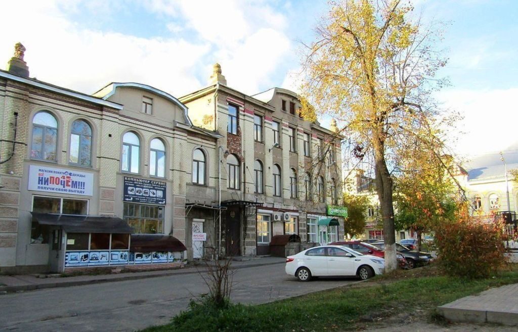 Возведен в 1985 году в стиле позднего классицизма