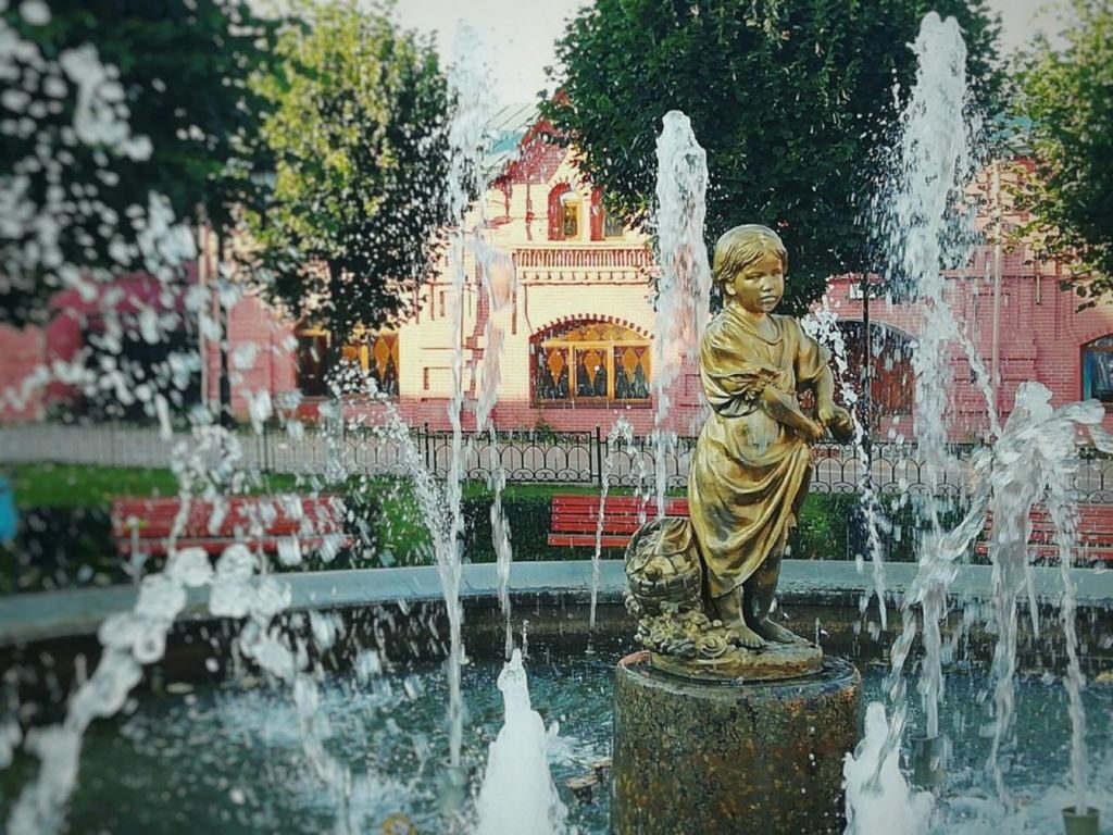 Местные горожане ласково называют фонтан Аленушкой