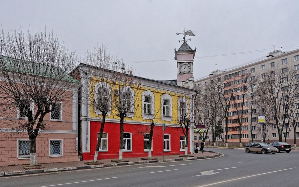 Здание характерно замковым обрамление на окнах
