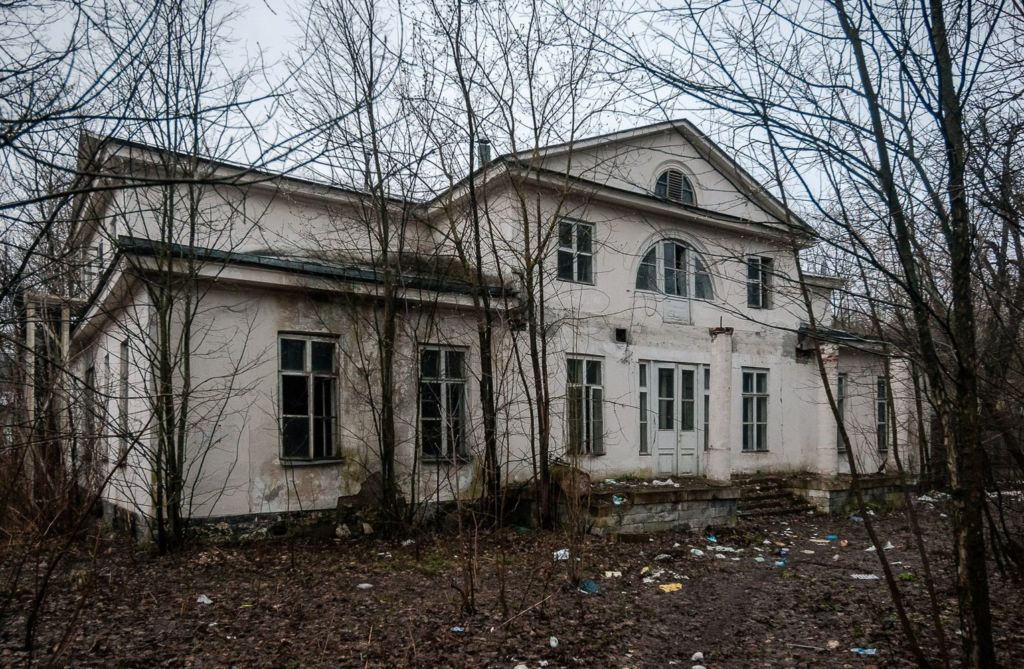 Здесь разбит многоуровневый парк с террасами и живописными видами
