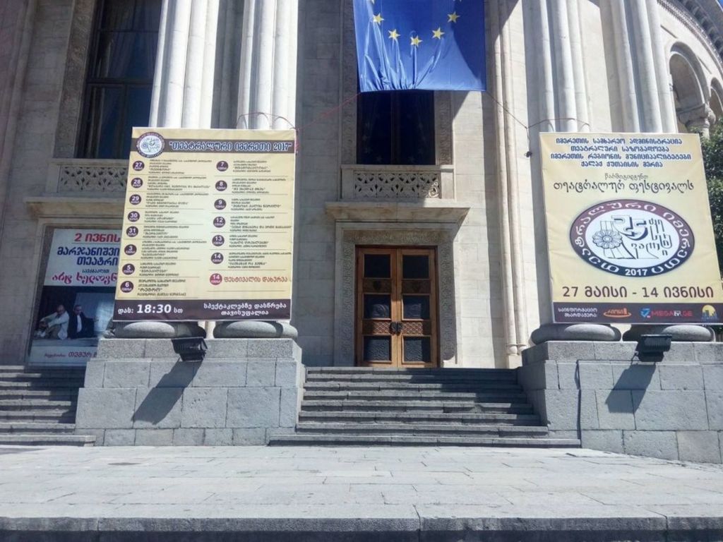В качестве его украшений выступают арочные окна, эффектные колонны