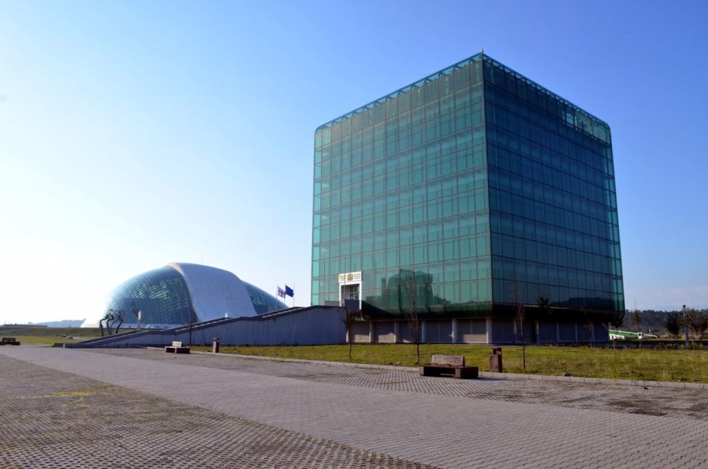 Внутри есть места для прогулок, 217 кабинетов, зал заседаний, столовая