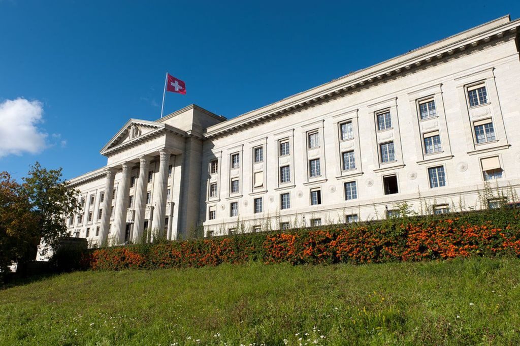 Центр парка украшает особняк, в котором отдыхал Вольтер