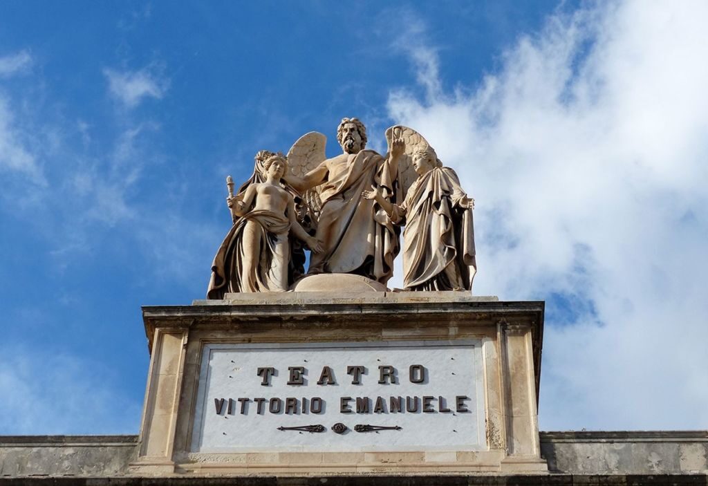 Театр был построен в неоклассическом стиле в 1852 году