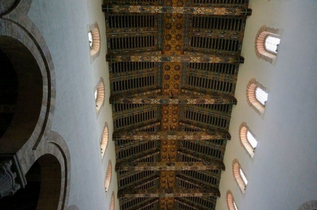 Находится в южном атриуме собора