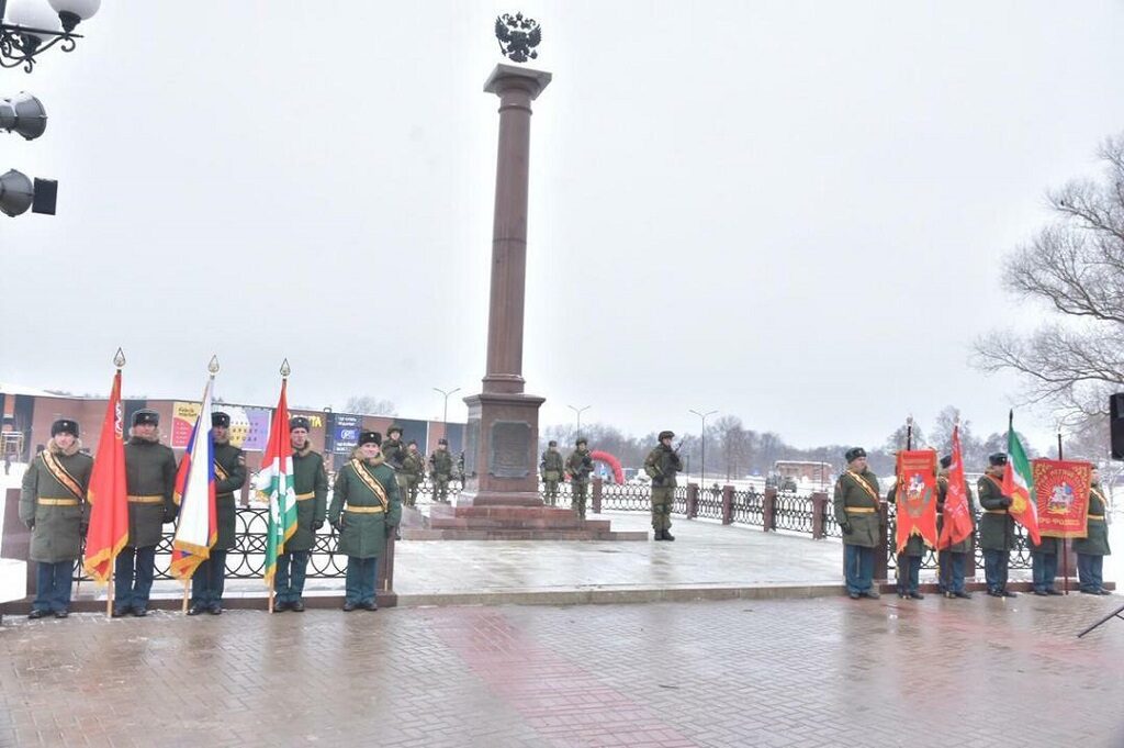 У стелы часто проходят торжественные церемонии