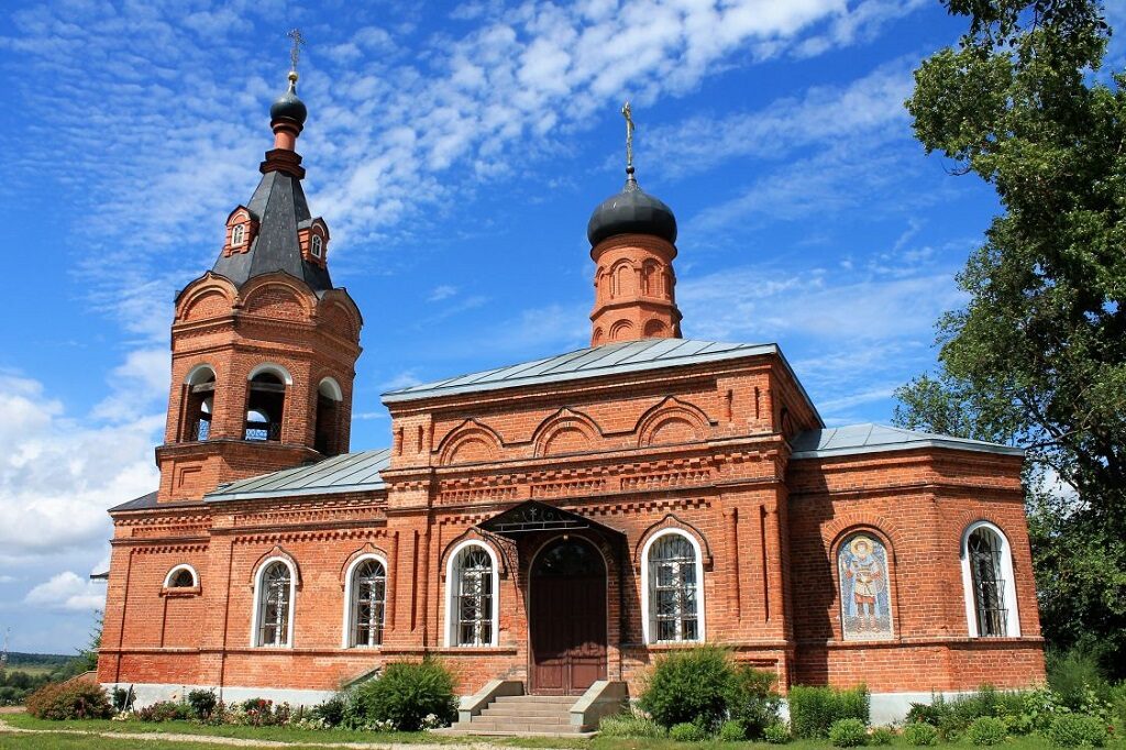 В церкви проходят богослужения по выходным и праздничным дням