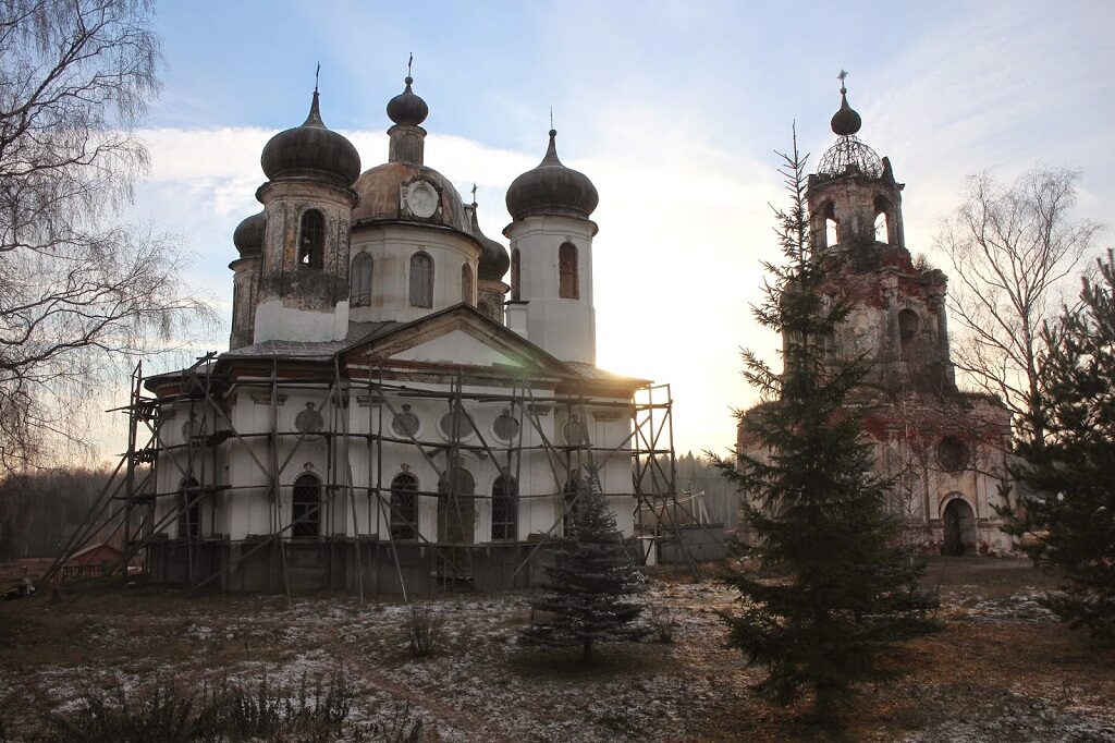 Сохранилась Преображенская церковь и колокольня