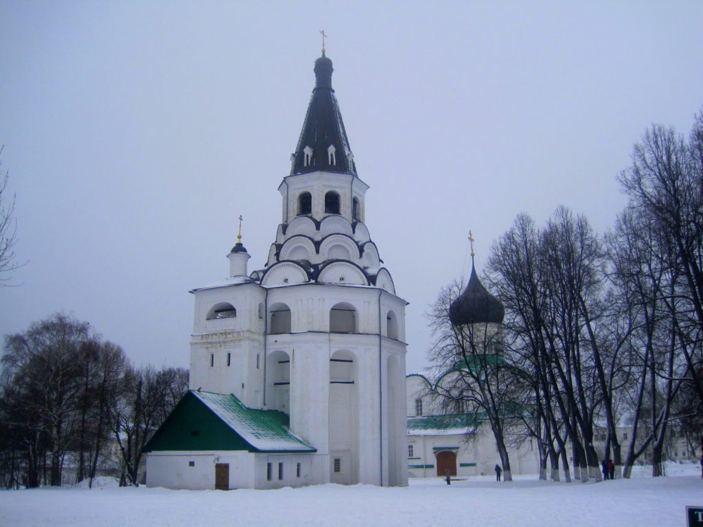 Распятская церковь-колокольня зимой