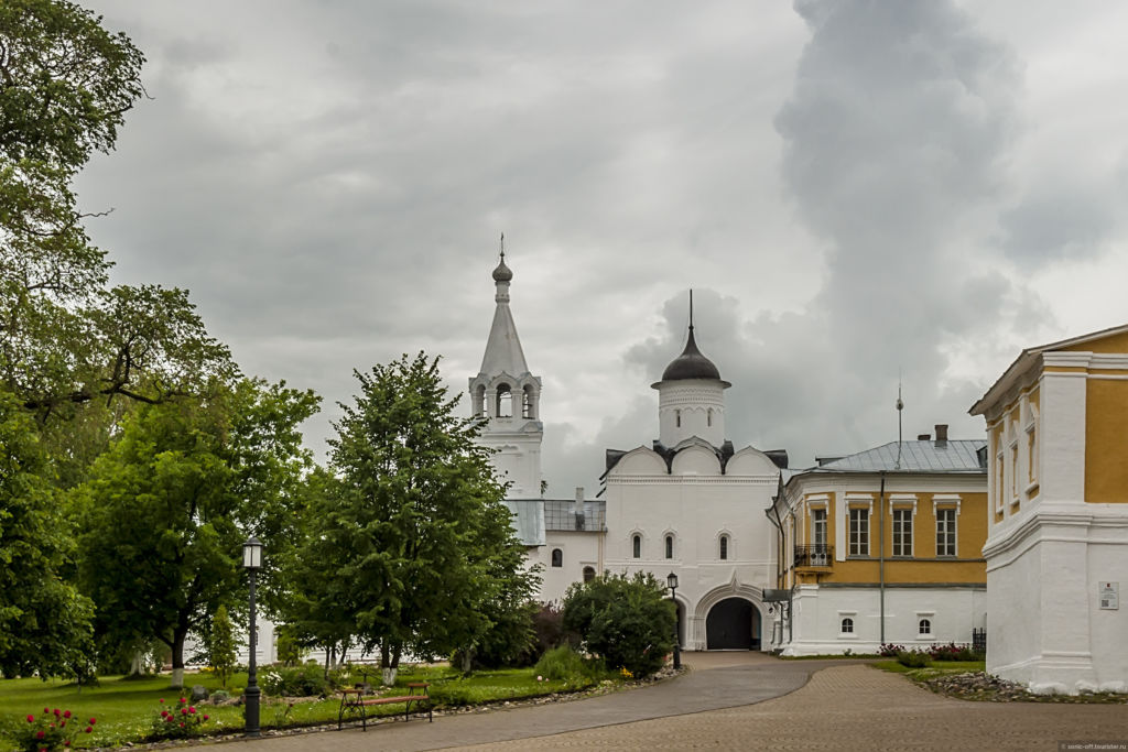 Надвратная церковь великомученика Федора Стратилата фото
