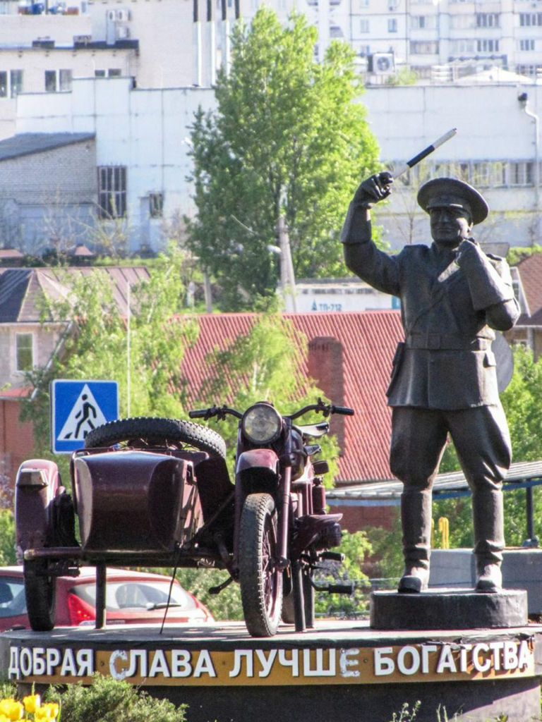 Вид на памятник спереди