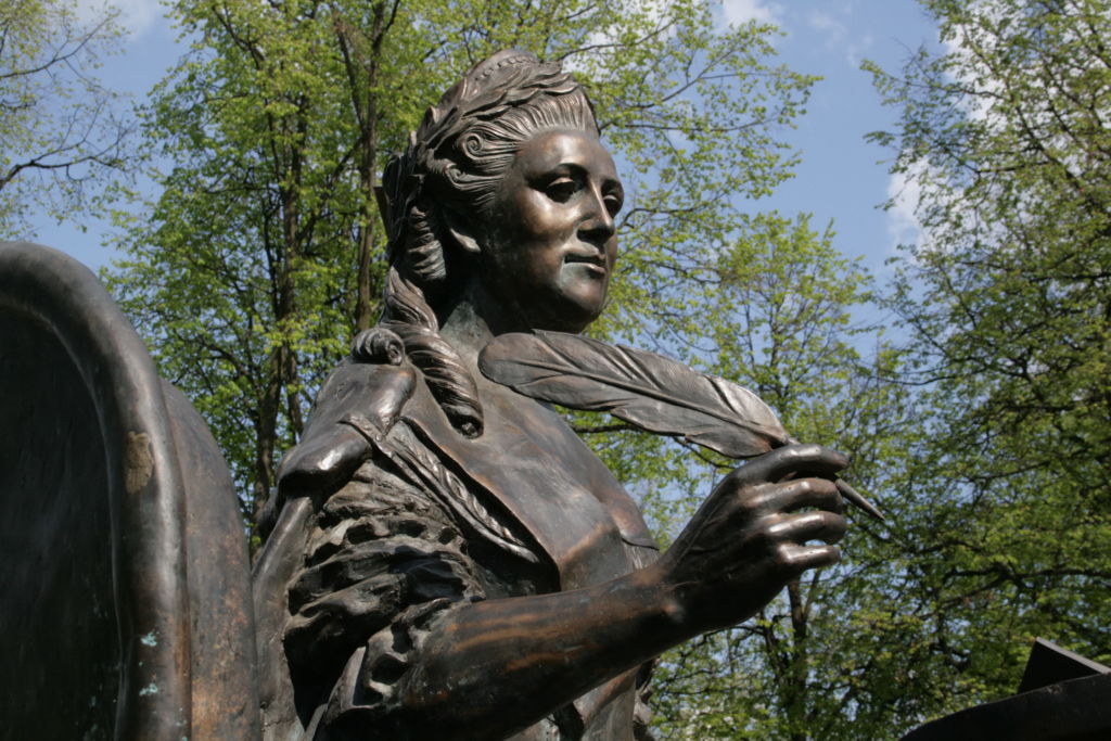 Памятник Екатерине Великой вблизи