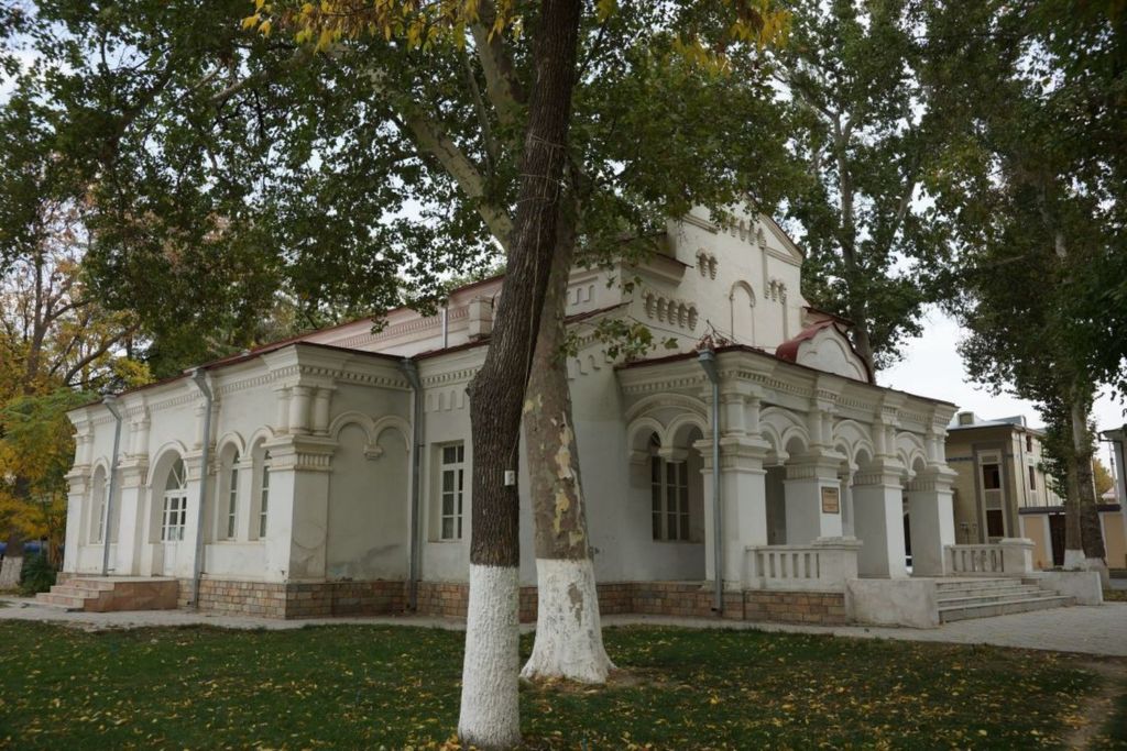 За свою историю трижды менял место расположения