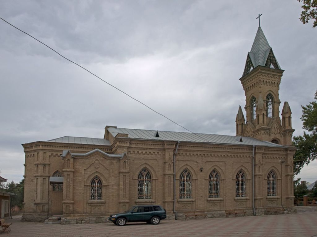 Собор Иоанна Крестителя возведен из светлого камня в смешанном стиле