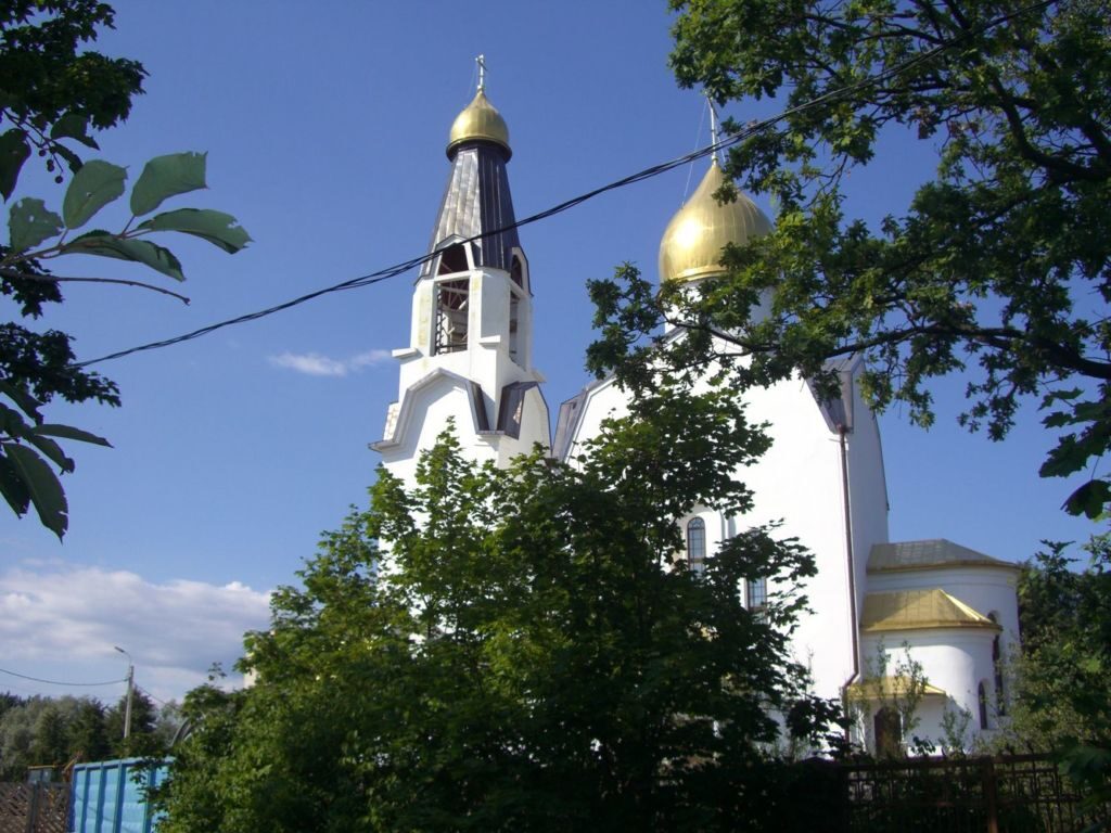 Расположена в живописном месте на берегу реки