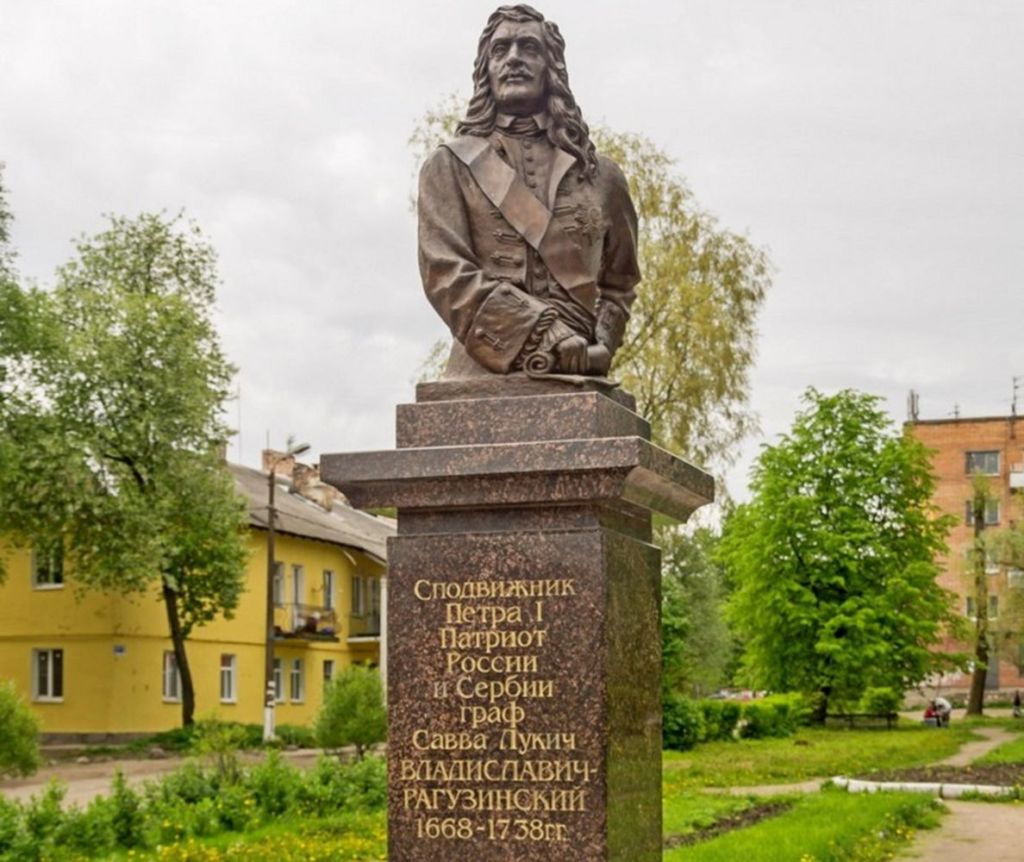Красная площадь и памятник Савве Рагузинскому