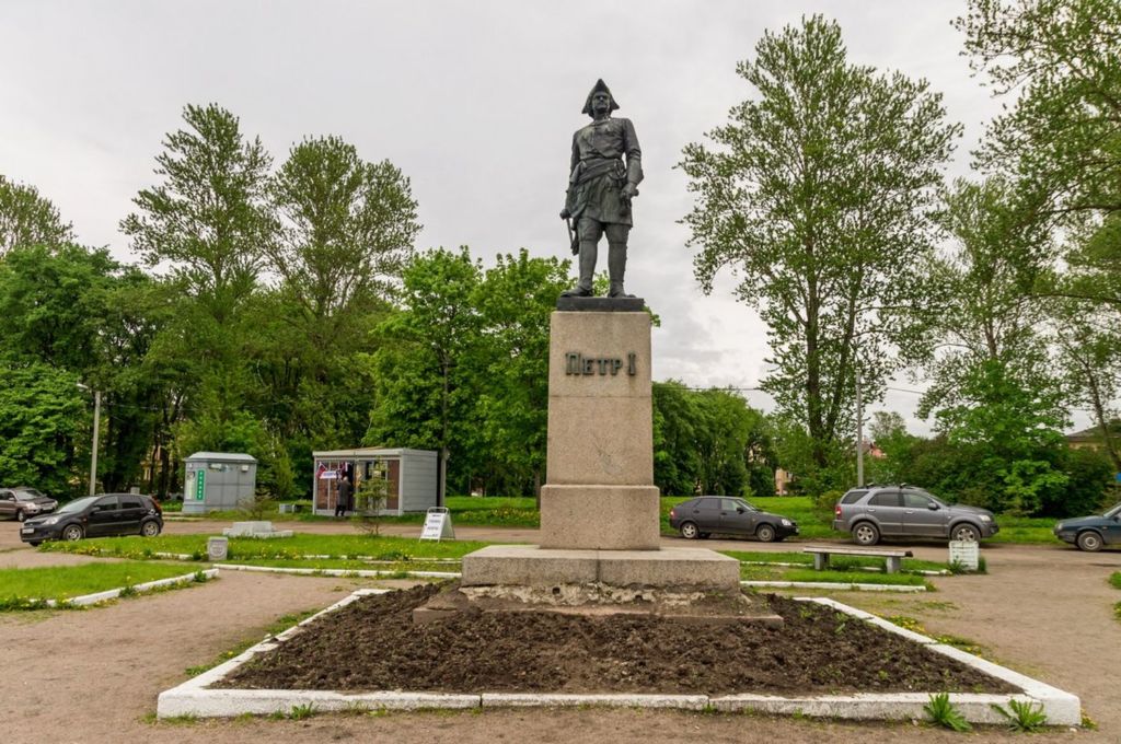 Памятник установлен в 1957 году к 250-летию Санкт-Петербурга
