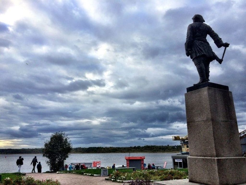Статуя выполнена из бронзы скульптором Марком Антрокольским