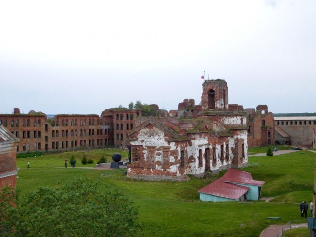 На стенах расположены мемориальные доски