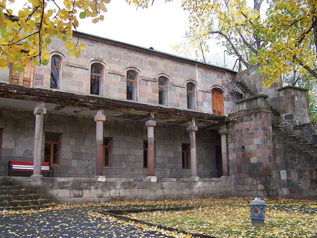 Внутри располагается краеведческий музей