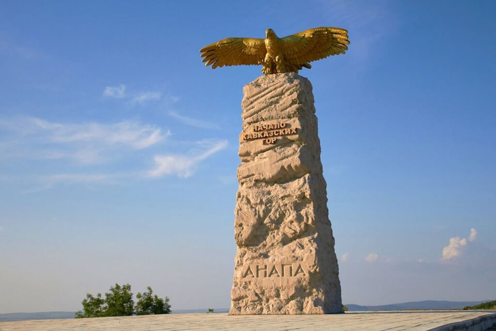 Стелла расположена на смотровой площадке