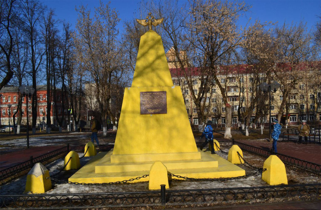 Памятник-обелиск гренадерам