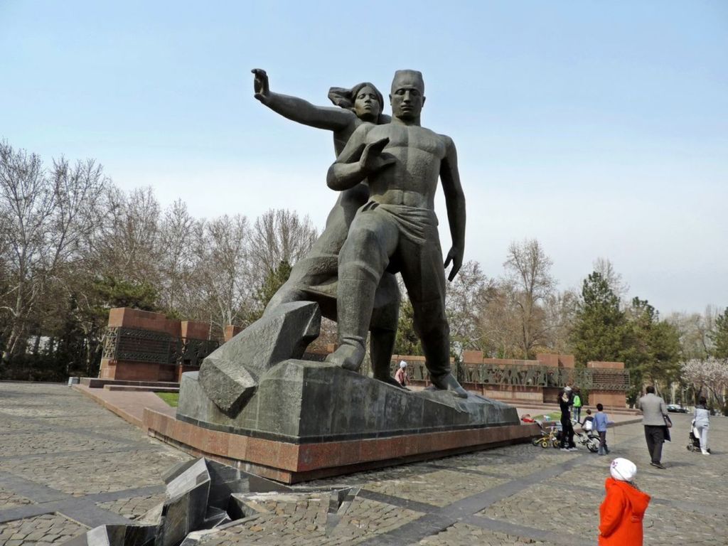 Установлен в память Ташкентского землетрясения