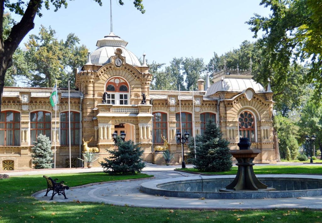 Прожил до самой смерти в своем дворце, построенном в 1891 году