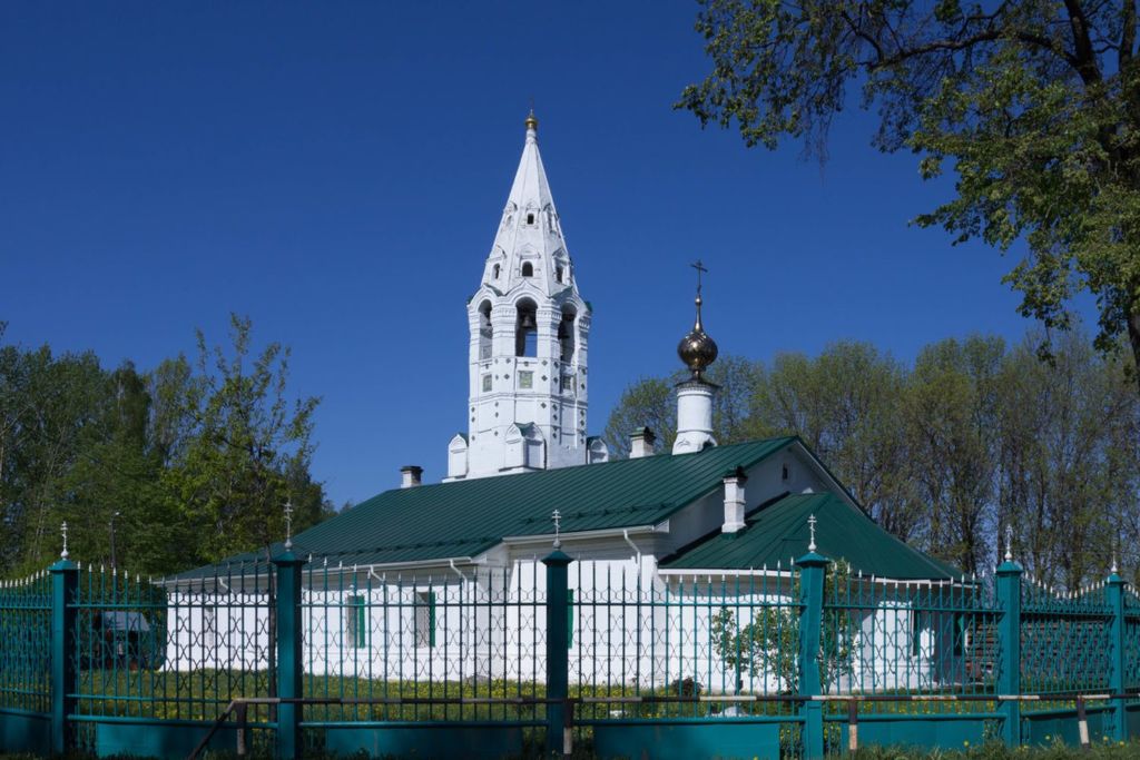 Внутри находится икона Пресвятой Богородицы «Прибавление ума»
