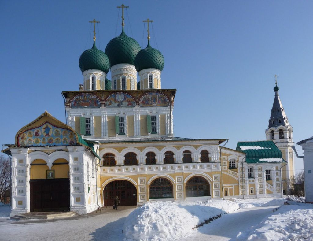 Включает летний и зимний храмы, надпрестольный столп-памятник