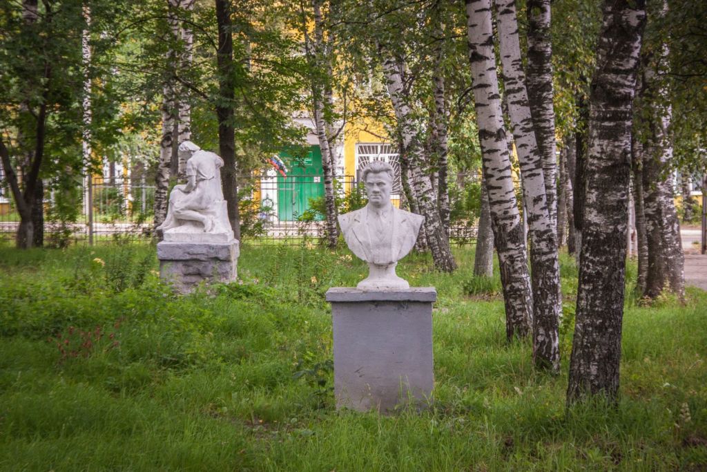 Является украшением городского парка