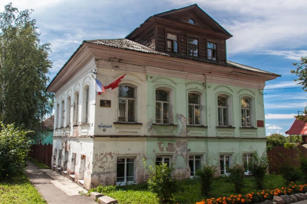 Внутри можно увидеть различные экспонаты и прогуляться по комнатам