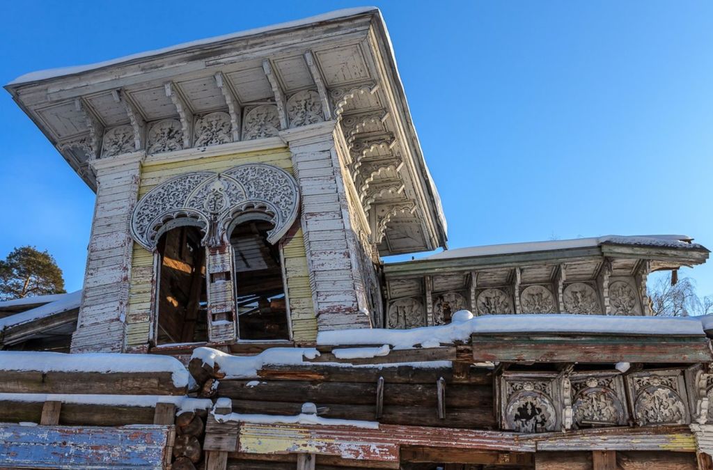 Это руины, оставшиеся от красивого дома, построенного из дерева