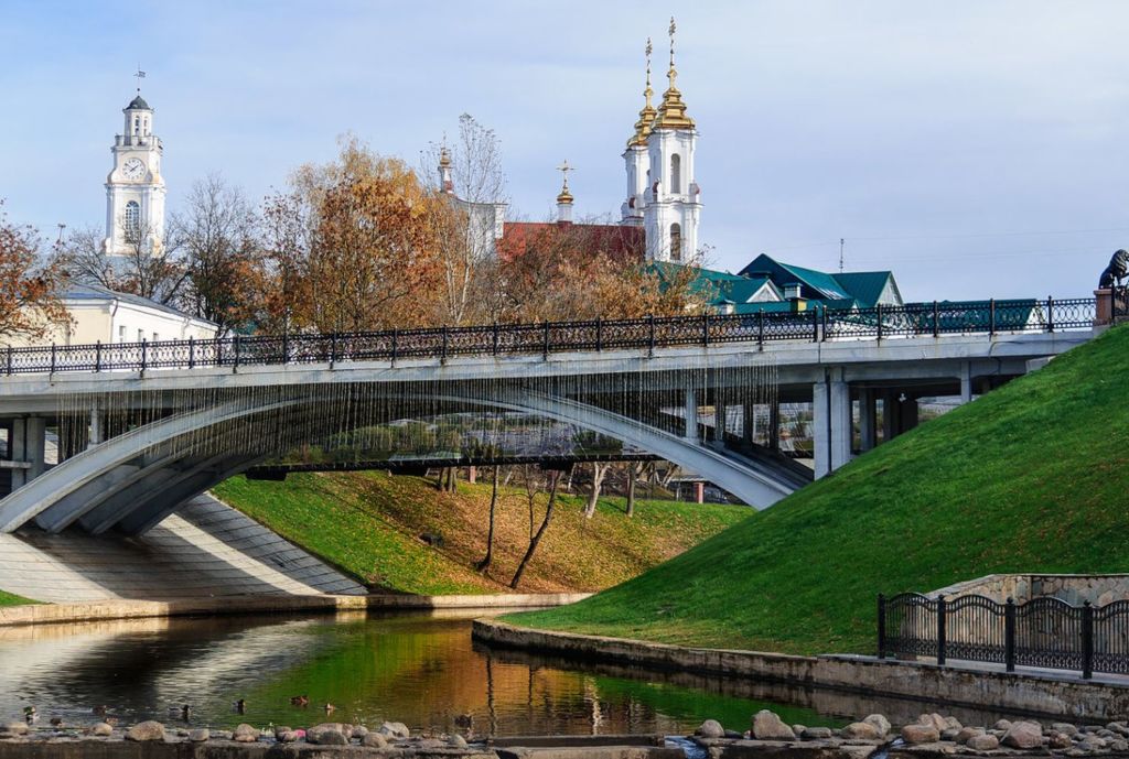 Пешеходный мост с арками расположен в центральной части города