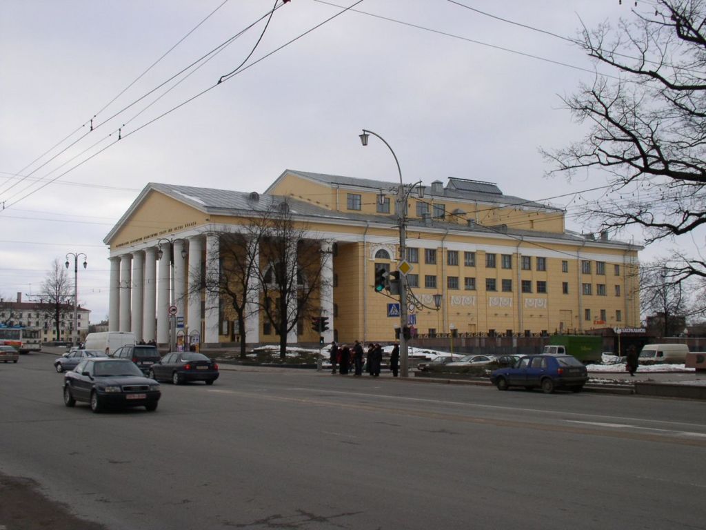 Имеет статус академического национального театра