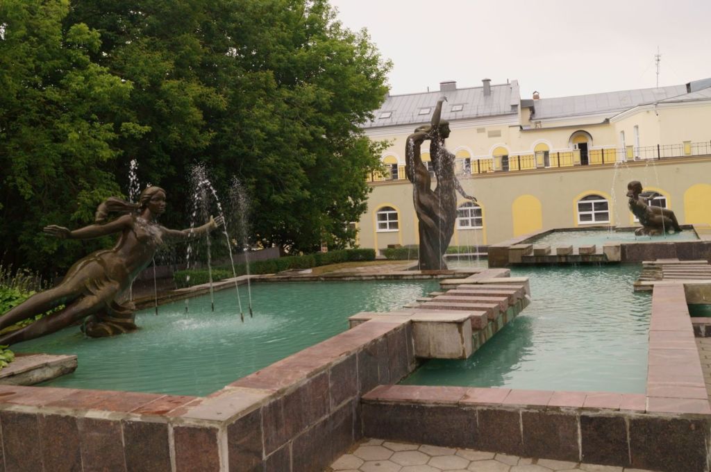 Символизирует слияние Западной Двины, Витьбы и Лучесы