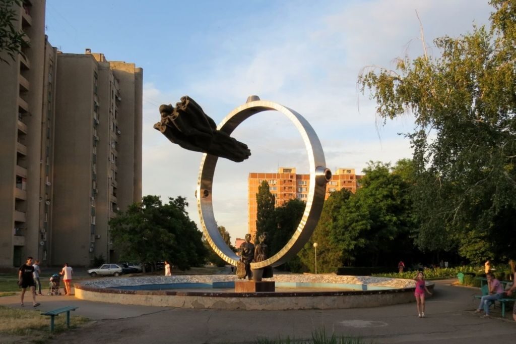 В сквере находится композиция "Любовь"